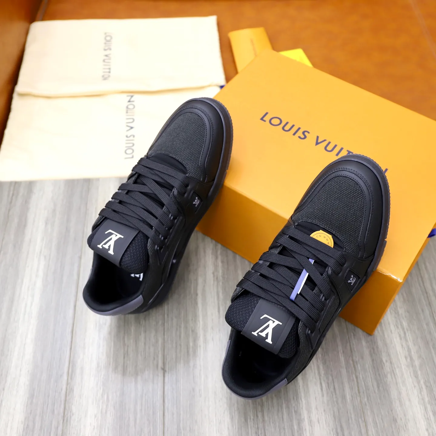 Ex-factory price: 780💰Original development, quality shipping, welcome to compare ❥❥❥❥❥❥LV sneaker series LV Trainer Maxi sneakers introduce the loose silhouette of the ready-to-wear series into the LV Trainer sneaker design written by Virgil Abloh, making an eye-catching appearance in the spring and summer men's wear shows. The cow leather upper is combined with rough fabric laces, and colorful beading highlights the brand's classic elements. LV letters mark the tongue and Monogram floral outsole. Mixed materials Made of first-layer cowhide, wrapped in imported custom-printed denim, thick shoelace design, large Monogram print on the side, "lv 54" badges on the tongue and heel, rubber outsole decorated with Monogram flowers, mesh lining and cotton feet, the comfort is as extreme as ever, premium heritage, quality first, worth owning! Size: 35-40 for women, 39-44 for men (custom-made sizes 38 and 45 are non-refundable)